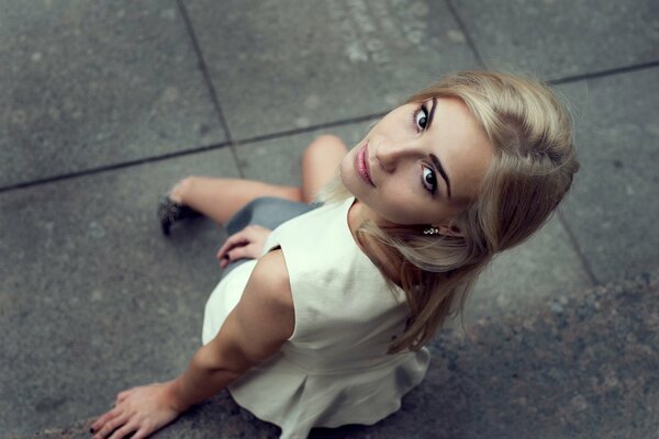 Chica con una mirada azul brillante