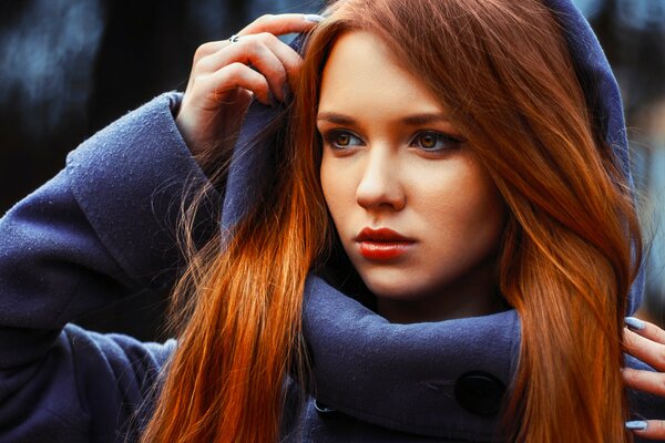 Bella rossa Ragazza Con Cappuccio