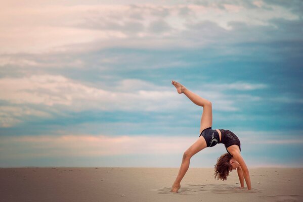 Elegante gimnasta en un fondo Celestial