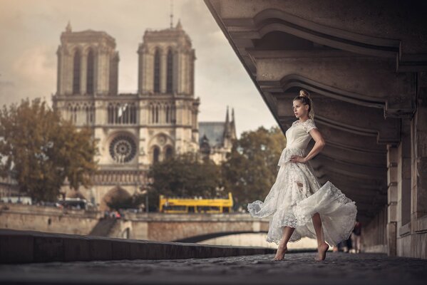 Photo de la jeune fille dansant sous le pont