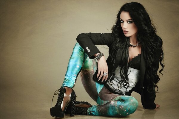 Morena en tacones y leggings brillantes