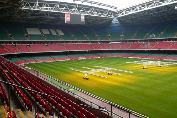 Campo di calcio senza tifosi e atleti