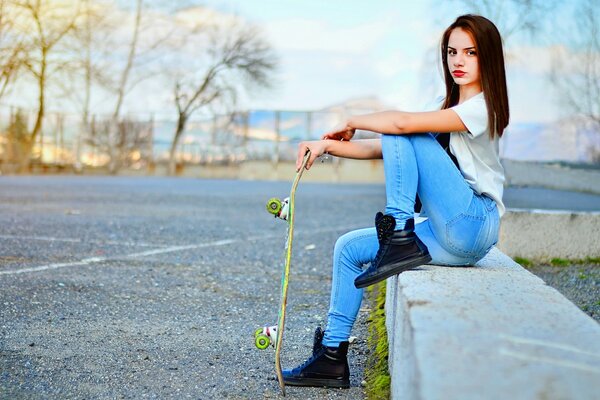 Ragazza dalla Bulgaria su uno skateboard