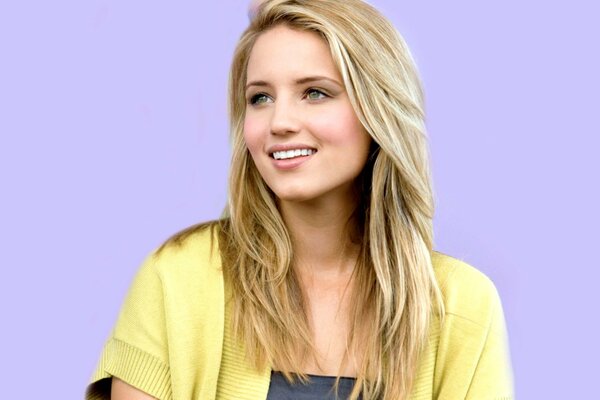 Blondynka Dianna Agron spojrzenie i uśmiech na jej twarzy uszczęśliwia wielu