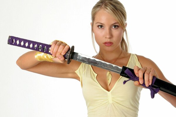 Sarah carter à la main avec une épée tranchante