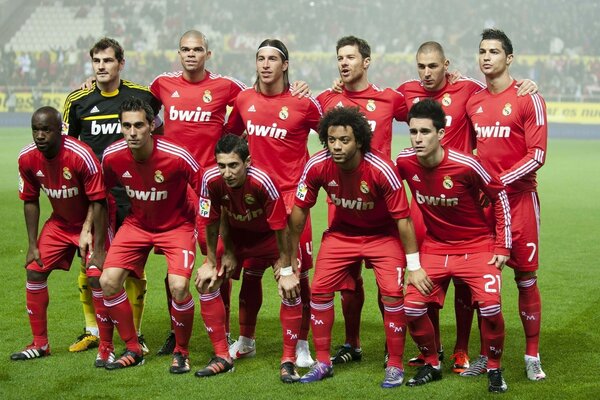 Los chicos en el campo de fútbol están listos para la batalla