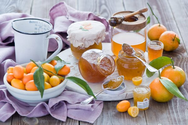 Pots de confiture de kumquat sur la table