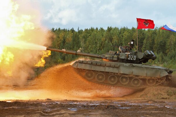 Le char russe t-80 BV tire