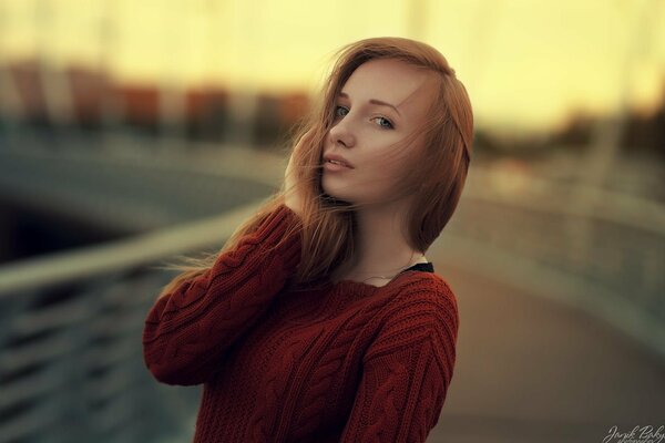 Retrato de una linda chica en un suéter de punto