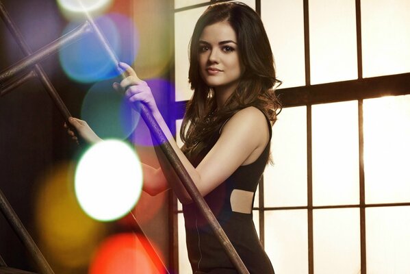 Lucy Hale en el fondo de la ventana