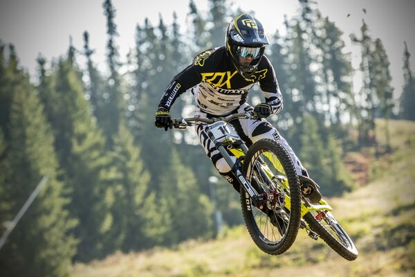 Sport-Rennen. Im Wald auf einem Fahrrad