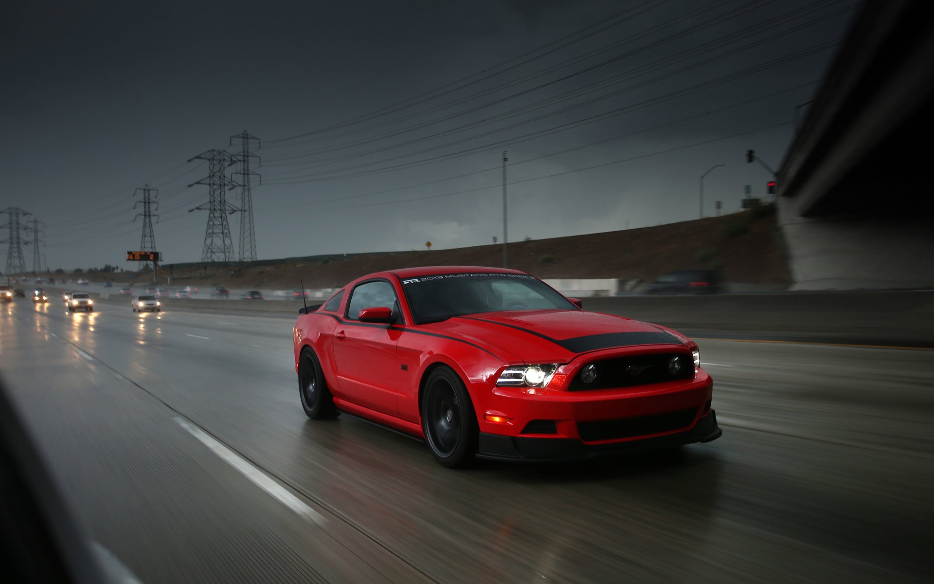 ford mustang rojo ford mustang rtr lluvia coche deportivo carretera velocidad