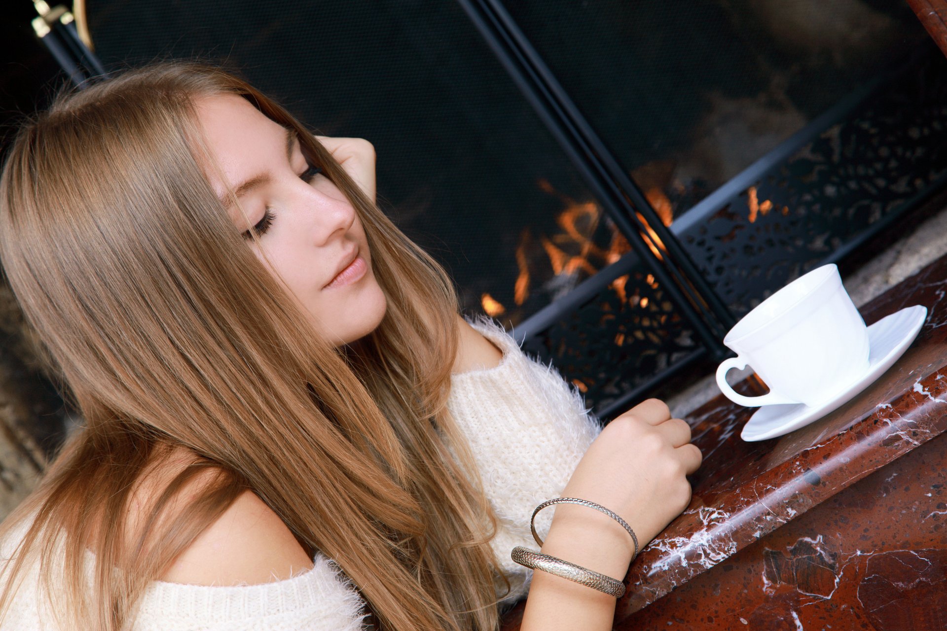 isabelle a fille modèle cheveux bracelets tasse comptoir marbre