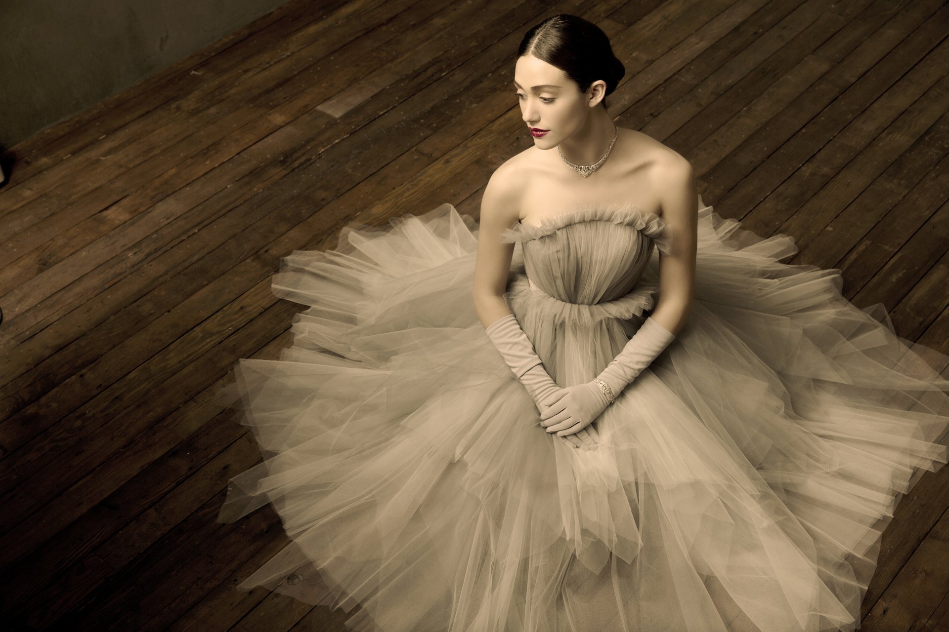 emmy rossum chica actriz cantante vestido pose