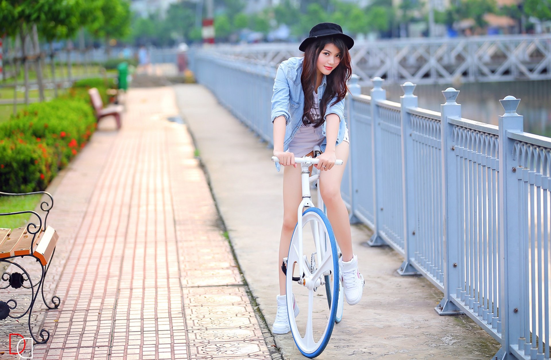 fille asiatique vélo