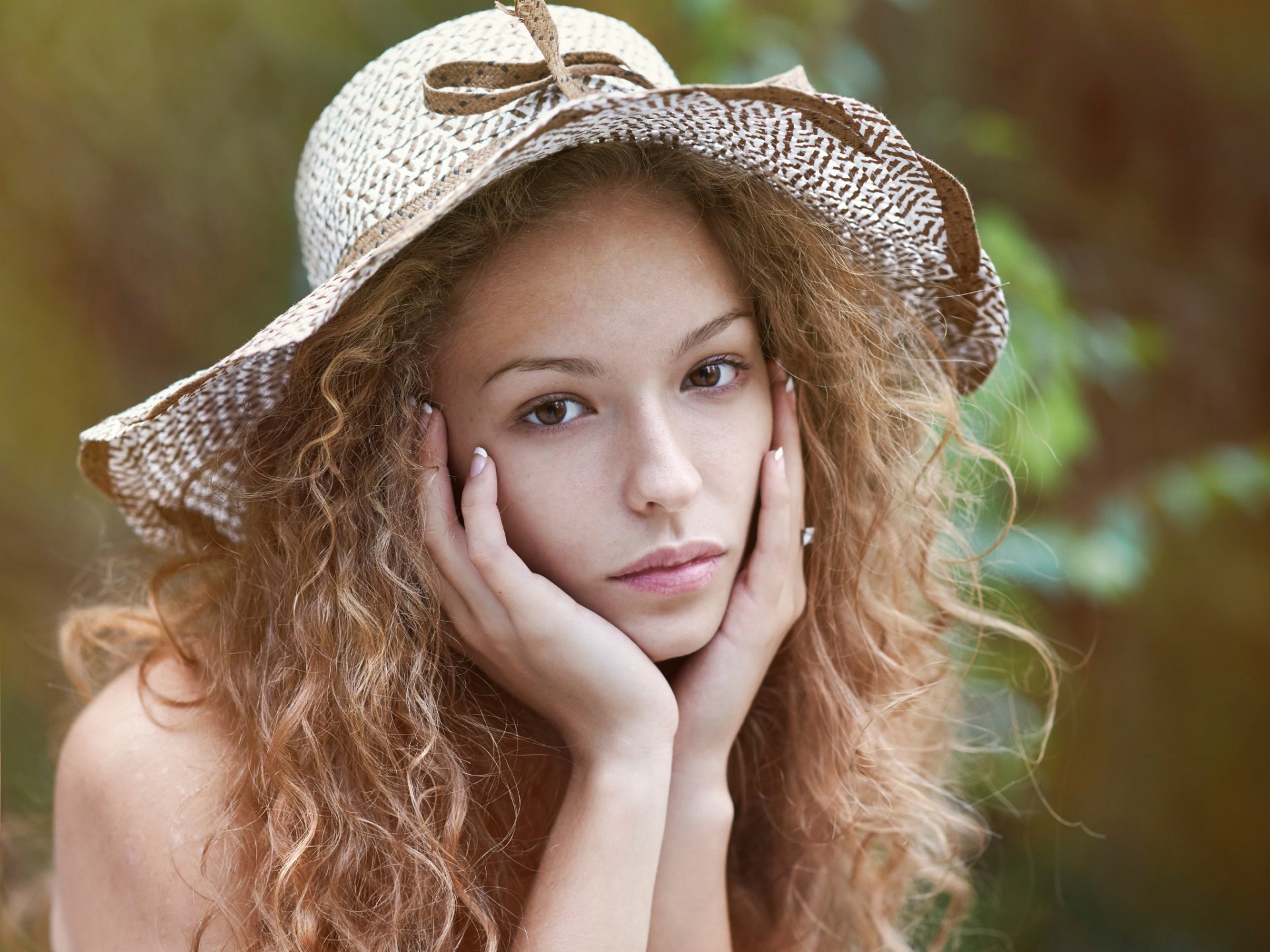 lisa brown-eyed hat portrait