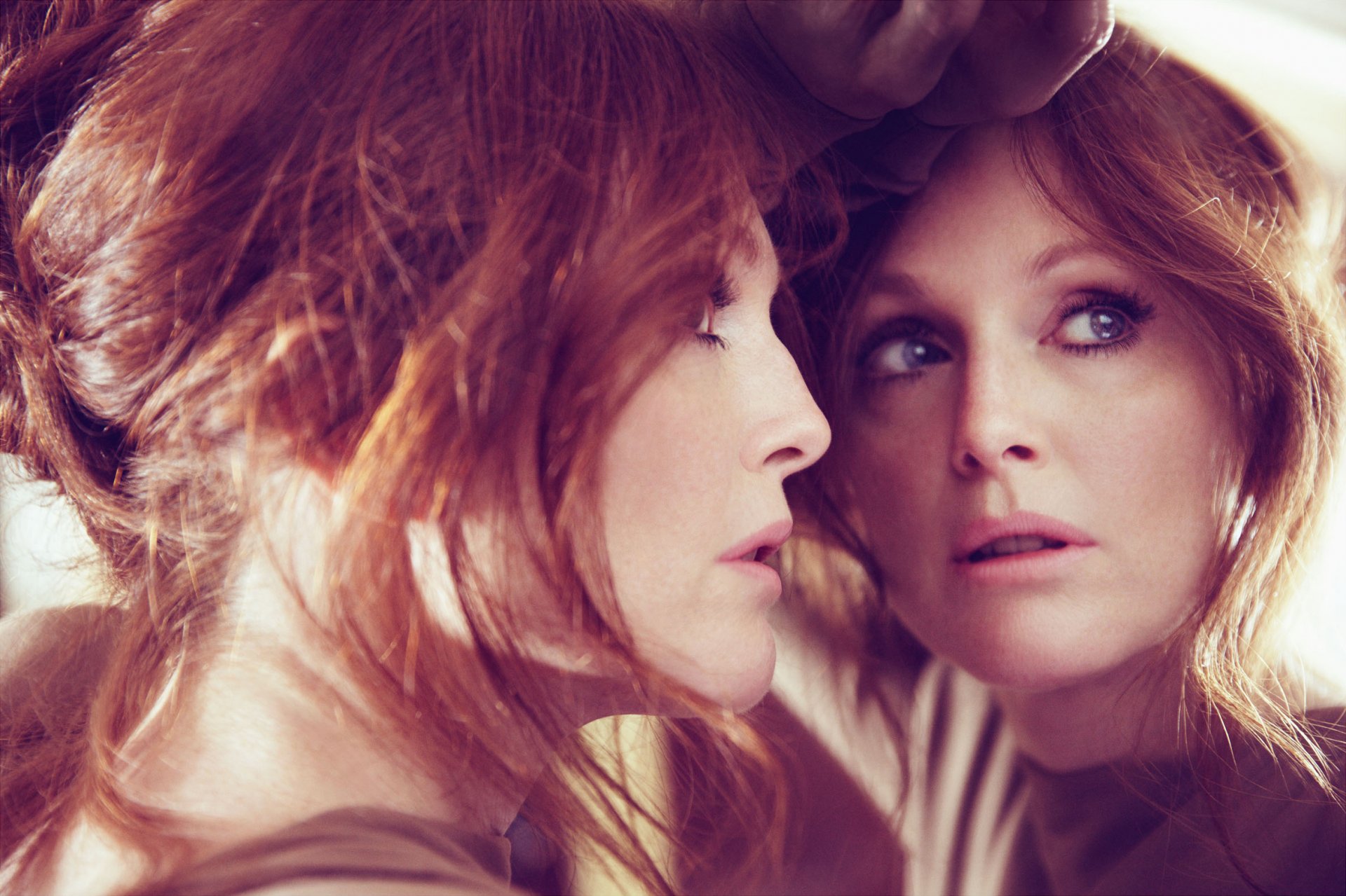 julianne moore actrice rousse miroir réflexion