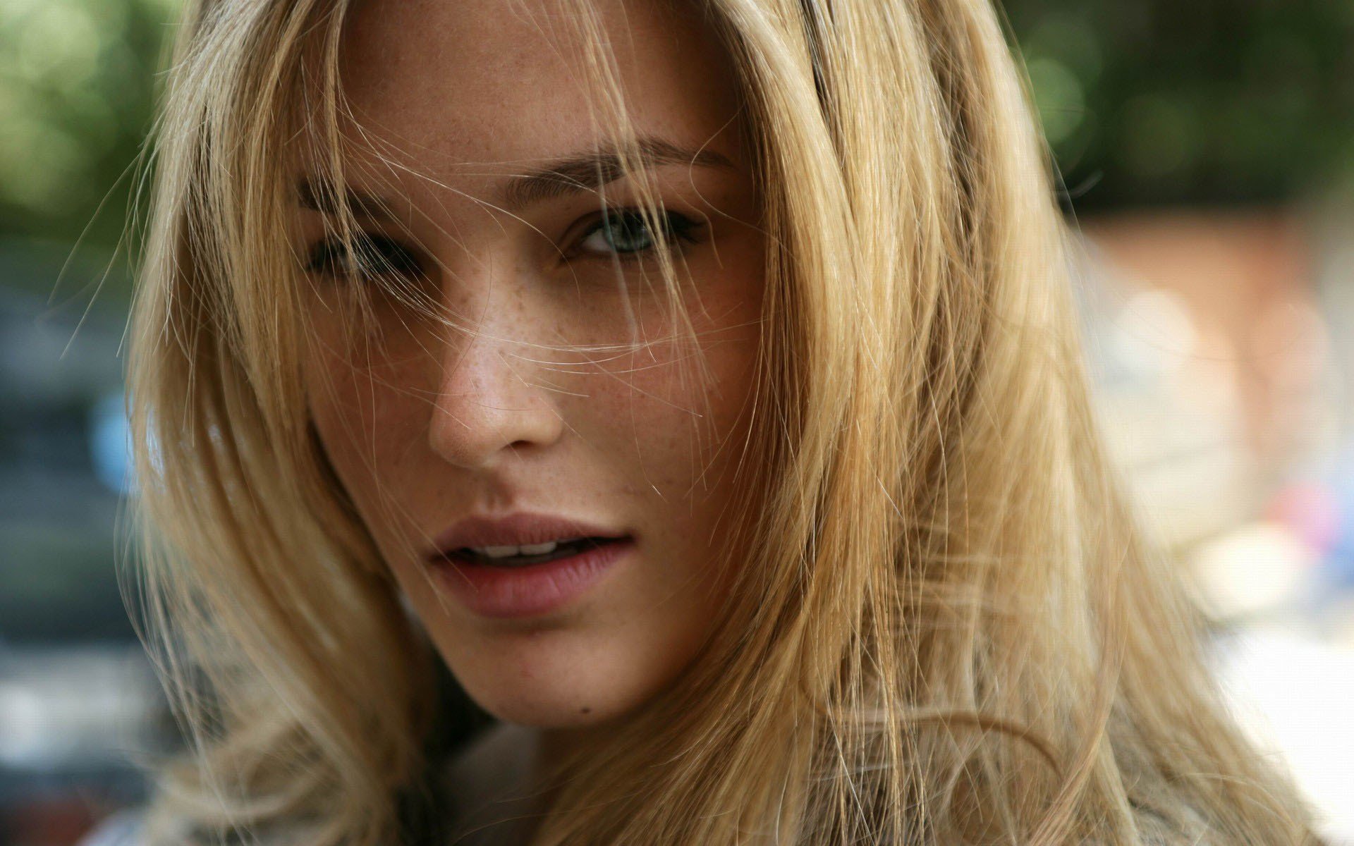 chica rubia modelo bar refaeli