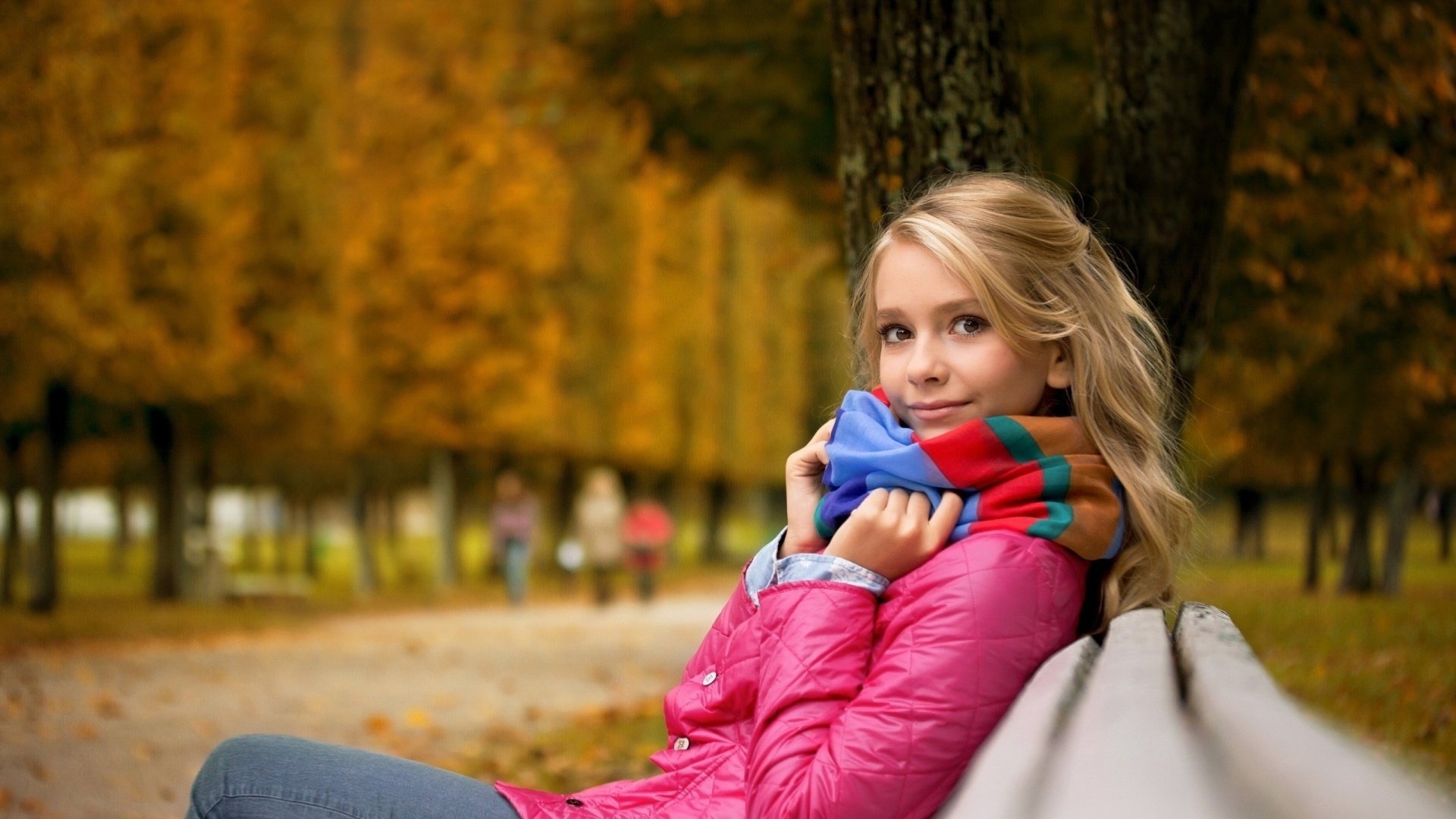 ragazza bionda sfondo sfocato autunno cutie sciarpa