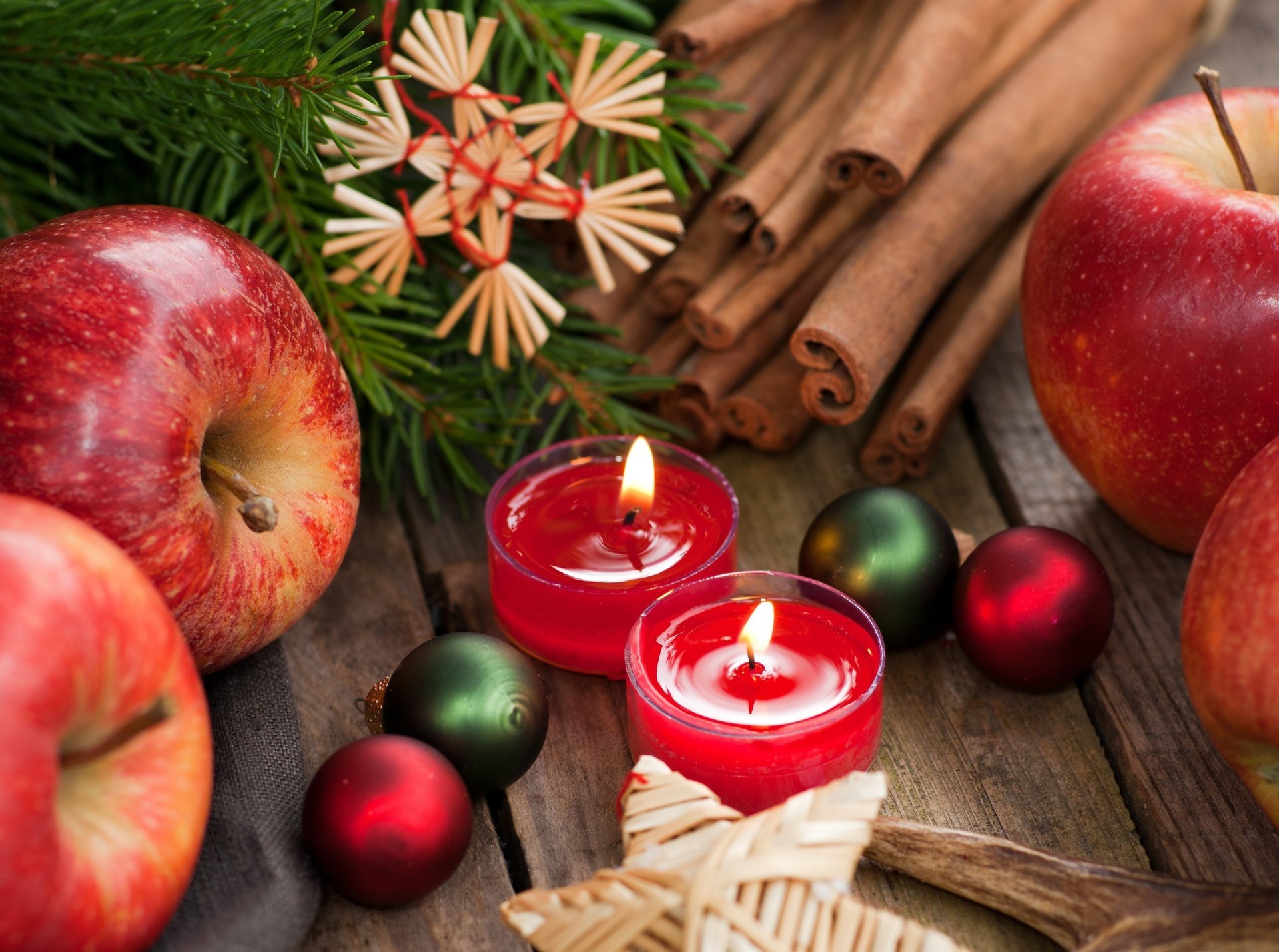 kerzen zimt zweige rot kugeln weihnachtsbaum äpfel