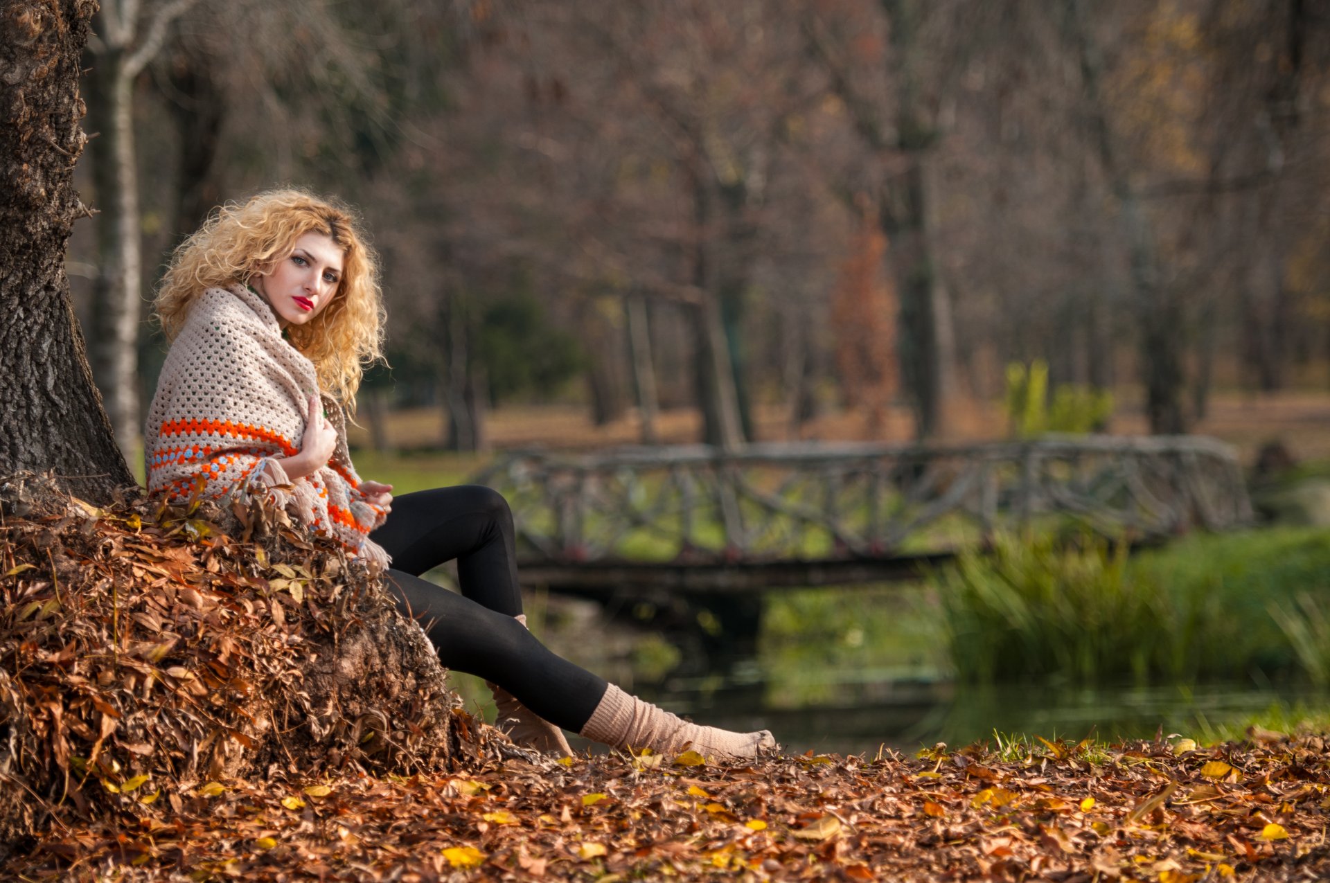 dziewczyna blondynka widok park jezioro drzewa liście jesień