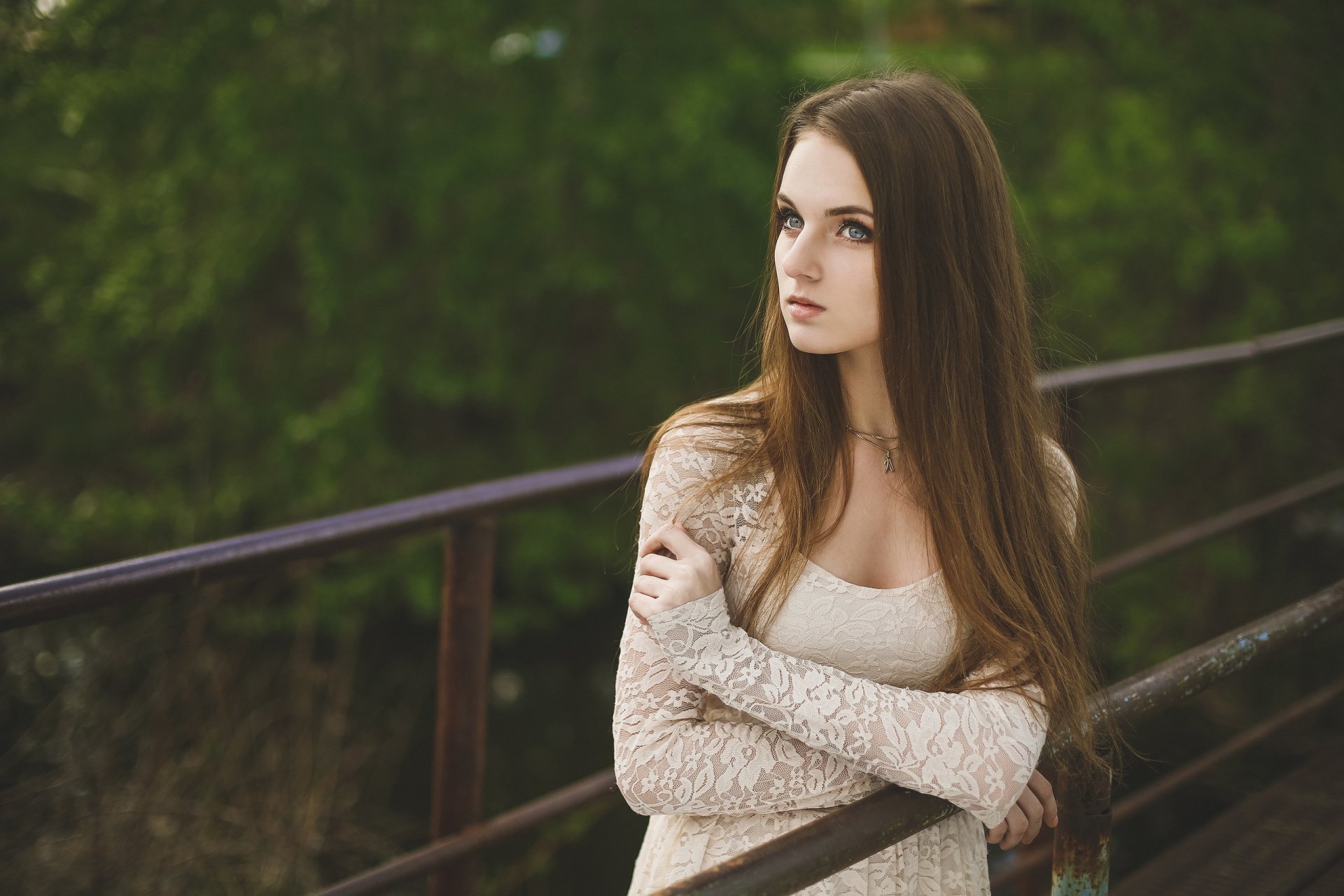 ragazza vestito viso posa corrimano