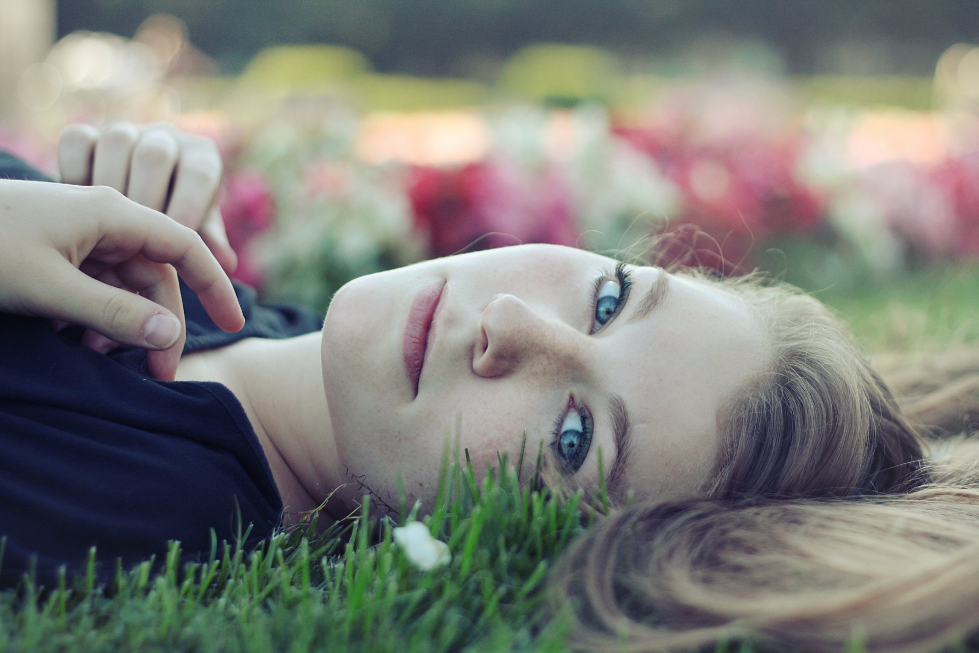 ragazza si trova posa vista lentiggini erba