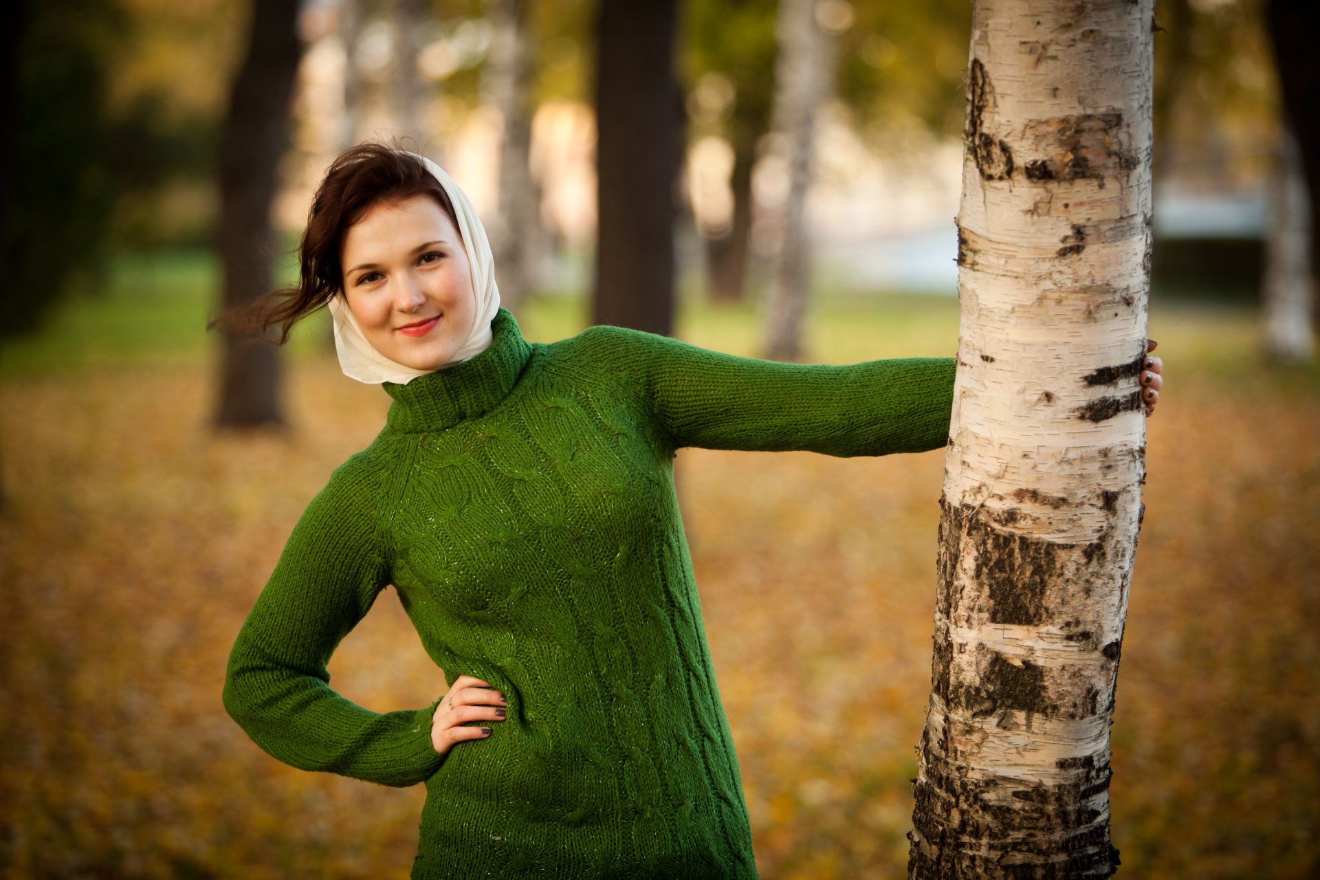 mädchen brünette herbst kopftuch pullover lächeln