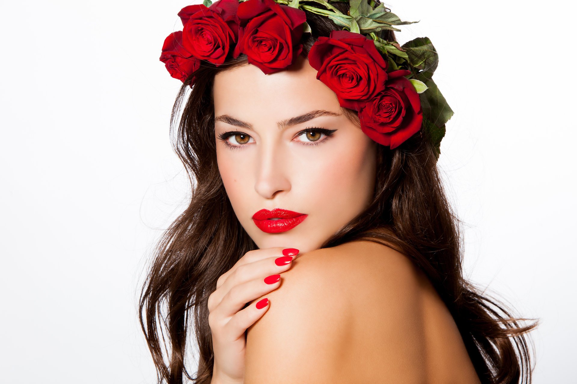 chica modelo labios errosos maquillaje mirada corona flores fondo