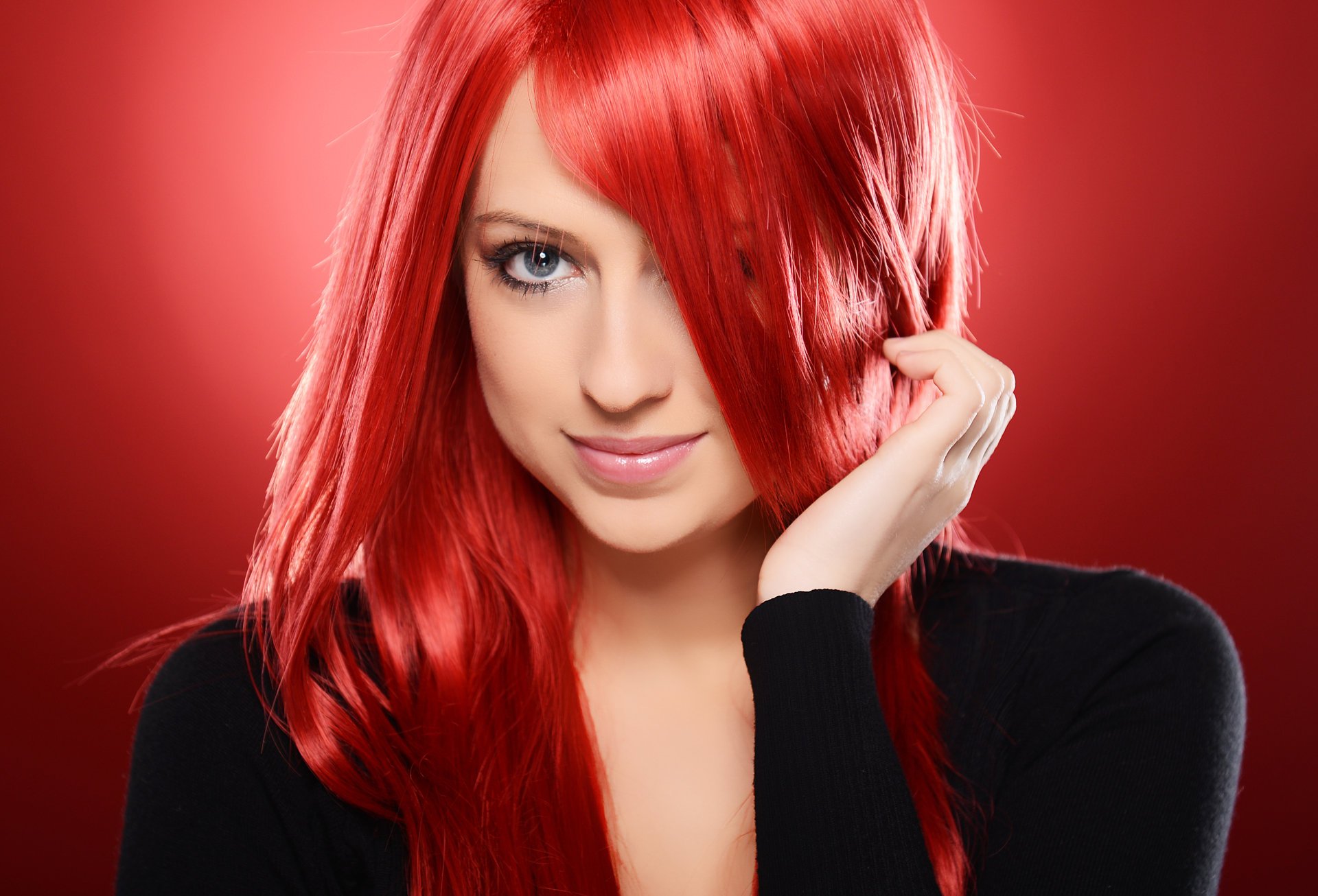 ragazza sfondo rosso capelli