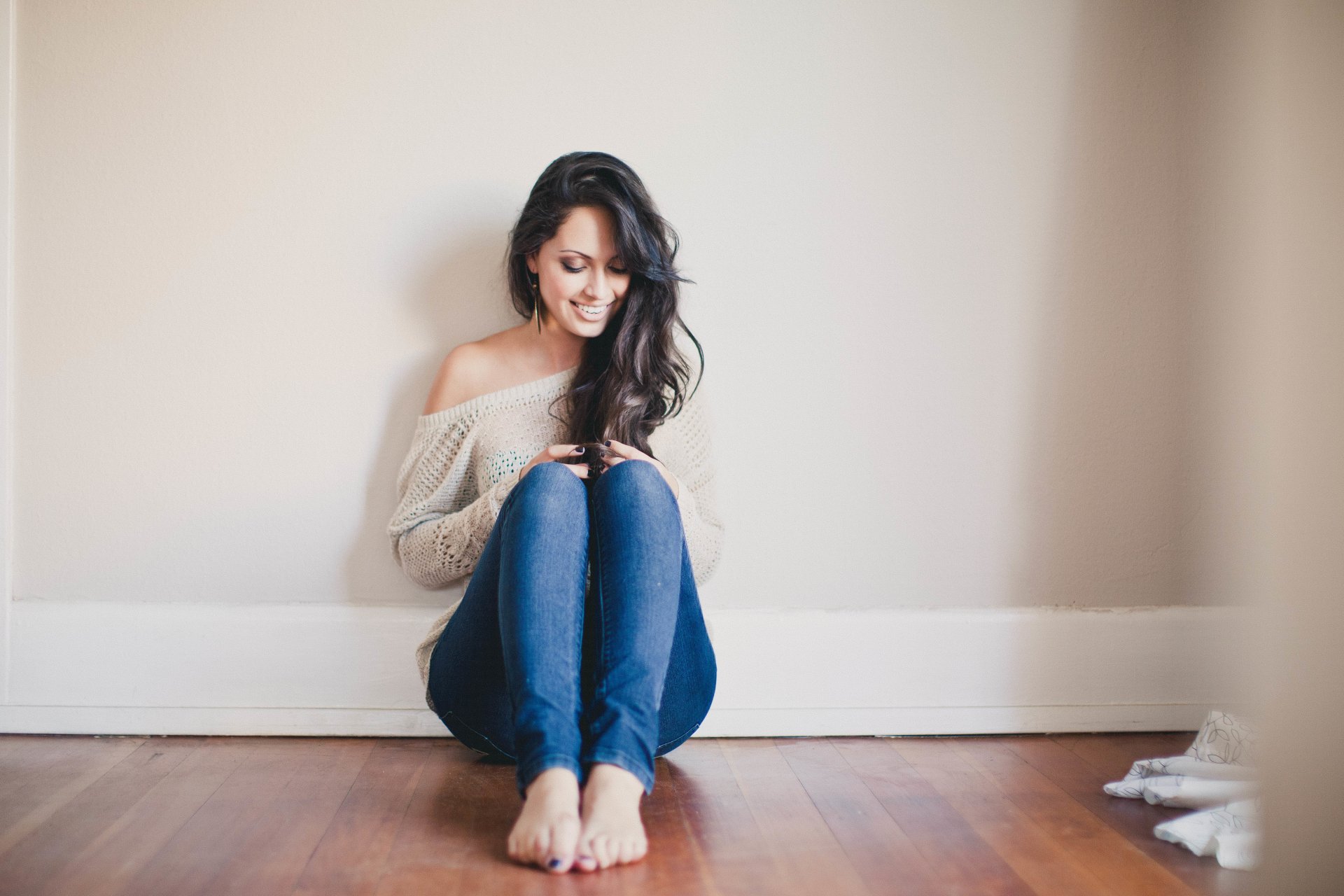 ragazza bruna sorriso sorriso riccioli seduta posa jeans