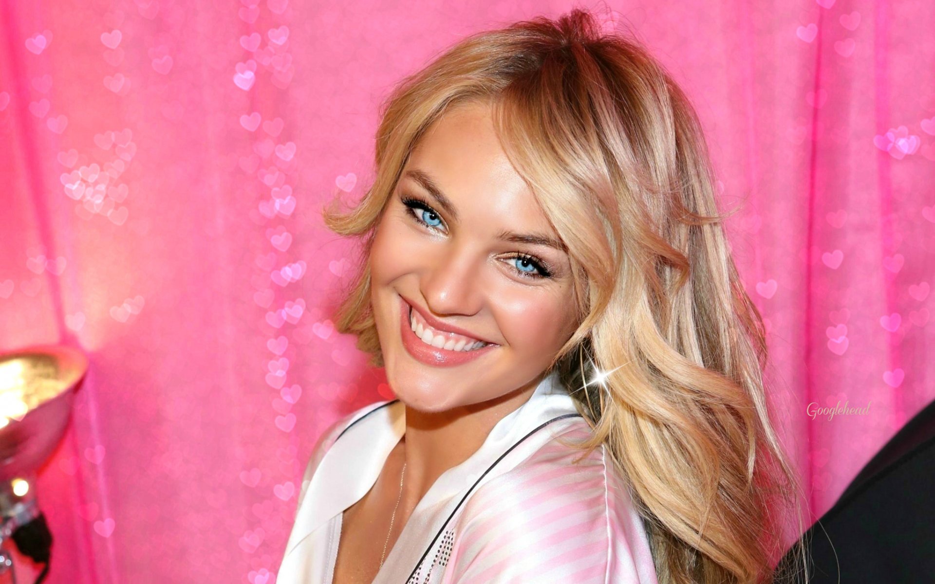 candice swanepoel blonde modèle sourire