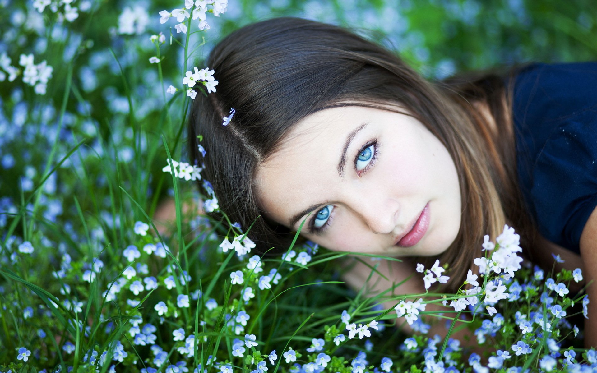 chica mirada flores