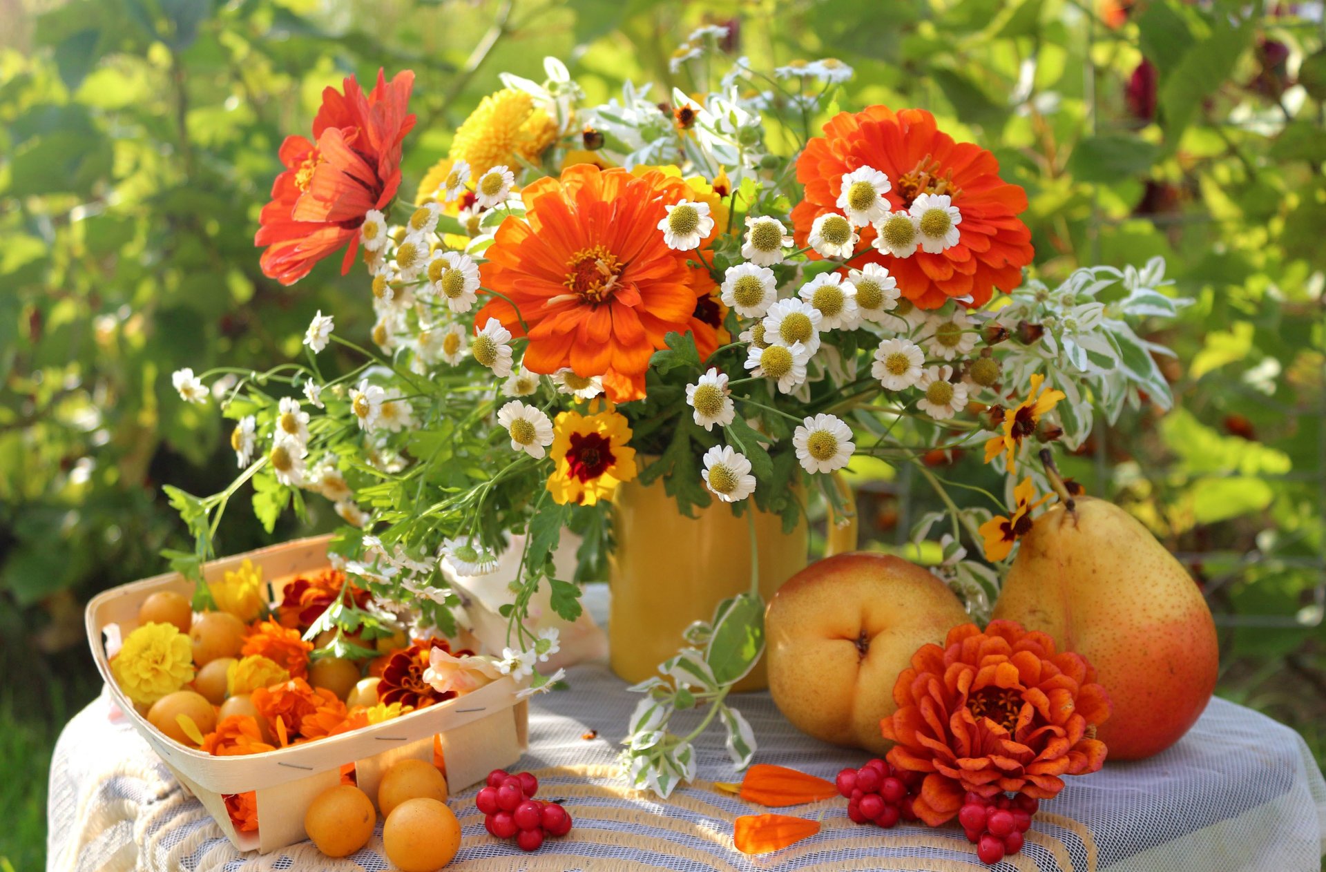 sommergarten tisch stillleben blumen blumenstrauß obst auf