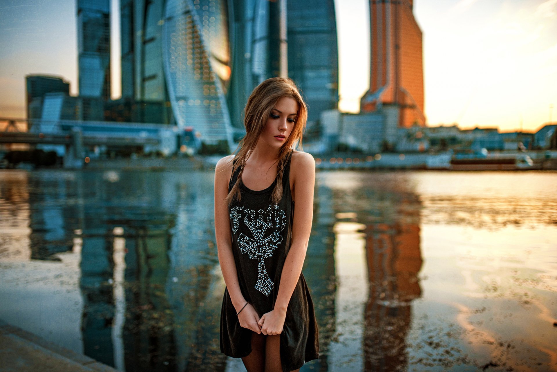 Девушка на фоне города фото