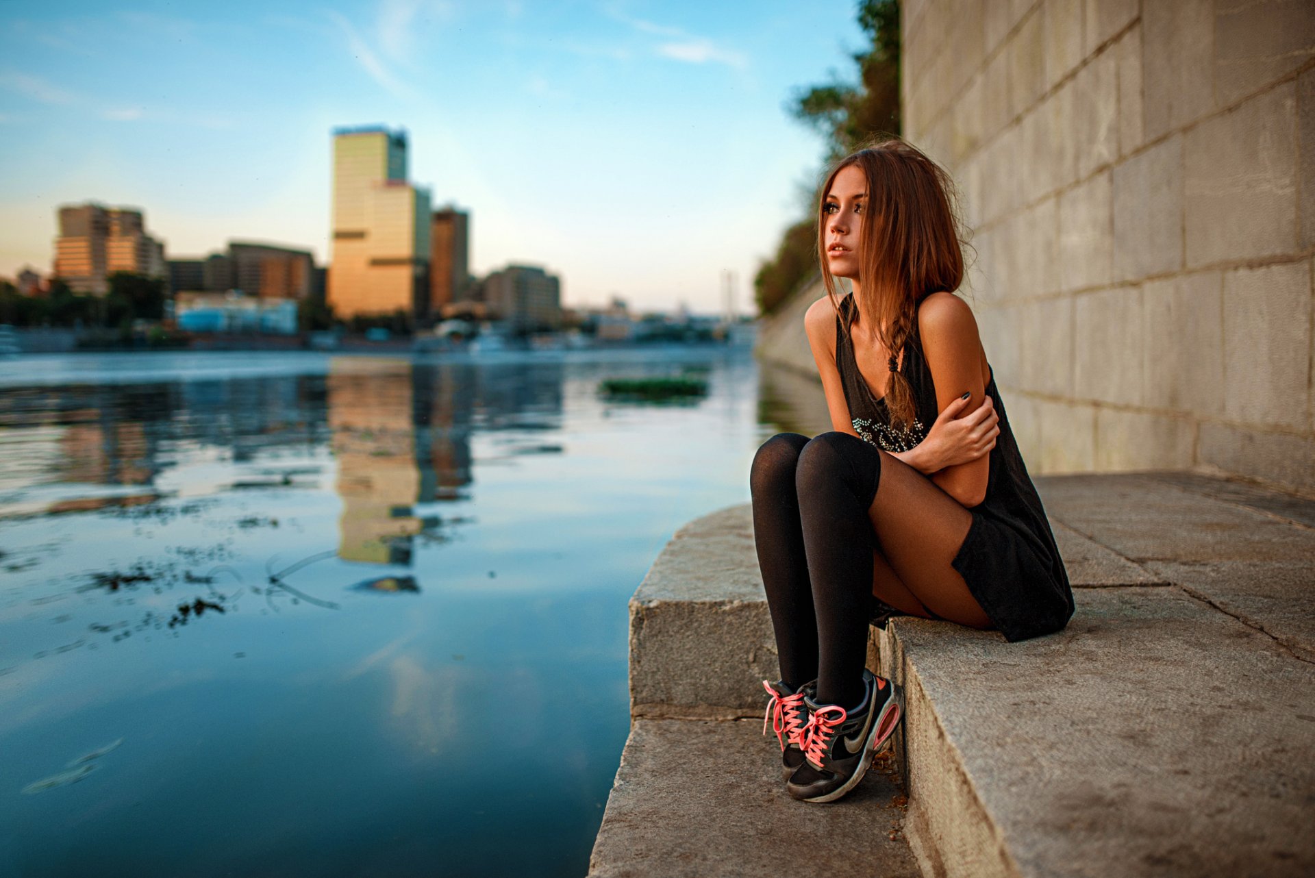 schönheit schwarz kleid augen frau mädchen modell beliebt porträt sommer sonne stadt einsam moskau sitz