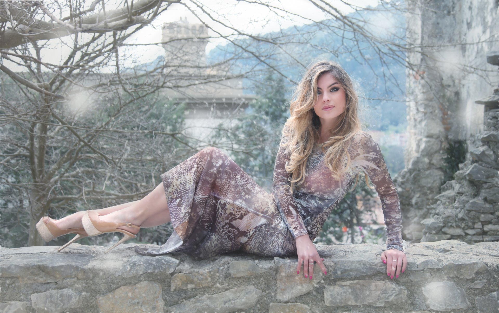 fotograf alessandro di cicco foto mädchen blond kleid schloss wand stein