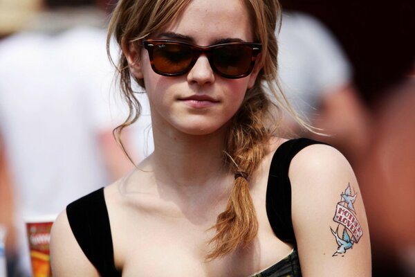 Linda Emma Watson con gafas tatuadas