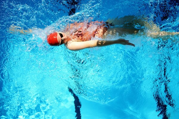 Mädchen-Schwimmer trainiert im Pool