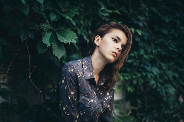 Portrait de Valeria smetanina en chemise sur fond de buissons