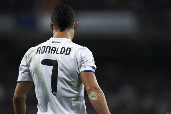 Photo of Ronaldo from the back under the seventh number