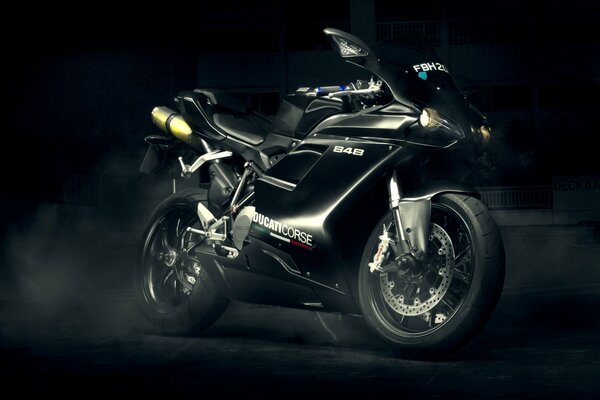 Sportowy czarny motocykl 848