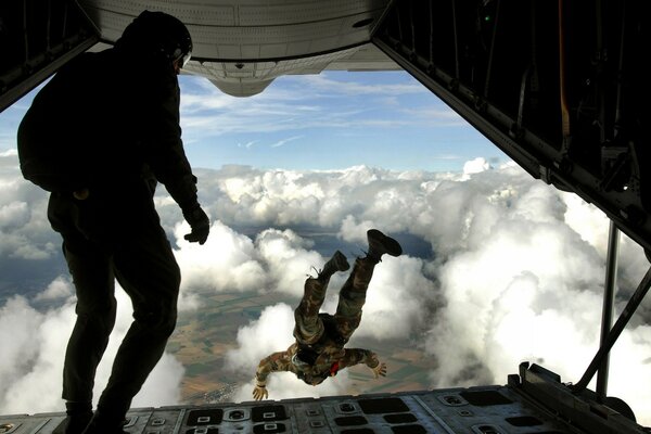 Hermoso salto desde la altura de las nubes