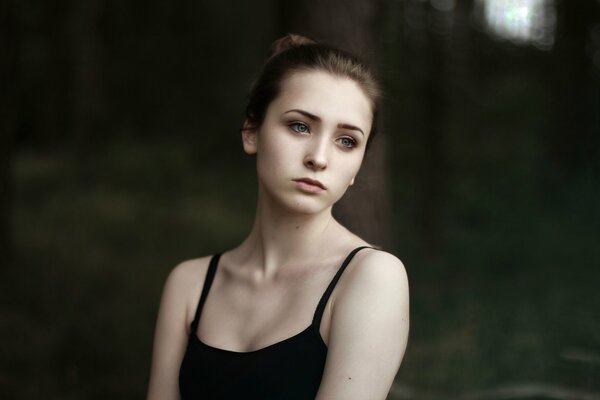 Fille en haut noir dans la nature