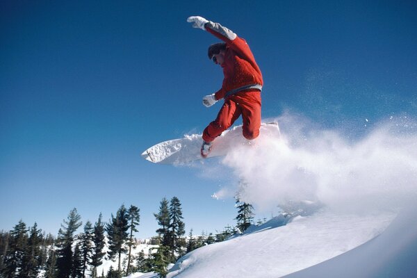 Snowboard en medio del cielo azul