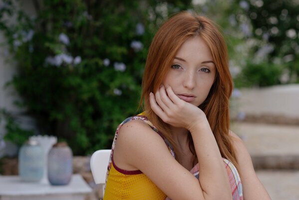 Rousse Babe Natalie sur le fond d un arbuste en fleurs