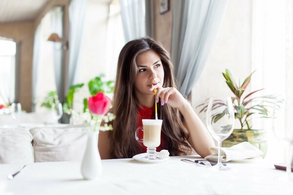 Mädchen im restaurant trinkt einen cocktail