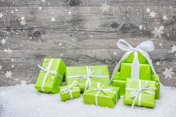 Подарки на Новый год счастье к нам приходит зелёные подарки