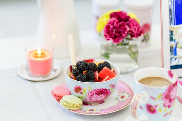 Plato de frutas y bayas con galletas