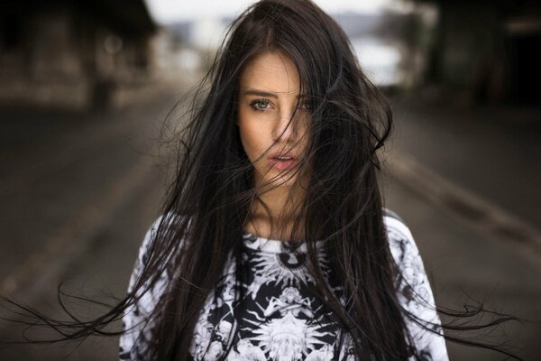 Morena chica con el desarrollo de pelo en el viento